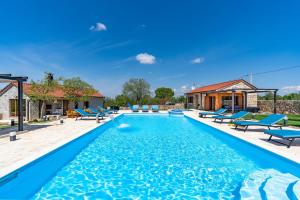 New! Promina luxury villa with 72sqm Heated Pool, Jacuzzi, Infrared Sauna, Tennis court, Media room 
