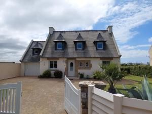 Holiday Home by Roscoff Beach and Horse Racing