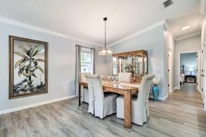 Inviting Lady Lake House In the Village!