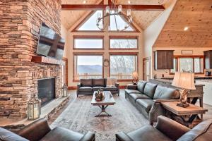 Mountainside Retreat with Fire Pit in Banner Elk - 3hvězdičkové hotely ve městě Valle Crucis