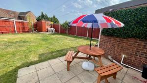 Cheerful 3 Bedroom 2 Bathroom Bungalow by CozyNest