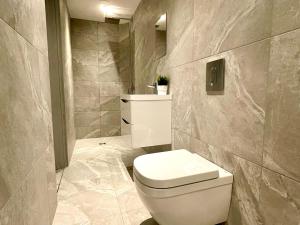 Stunning & Stylish 2 Bedroom Apartment! - 5 Minute Walk to the Best Beach! - Great Location - FREE Parking - Fast WiFi - Smart TV - Newly decorated - sleeps up to 4! Close to Bournemouth & Poole Town Centre & Sandbanks