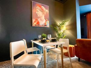 Stunning & Stylish 2 Bedroom Apartment! - 5 Minute Walk to the Best Beach! - Great Location - FREE Parking - Fast WiFi - Smart TV - Newly decorated - sleeps up to 4! Close to Bournemouth & Poole Town Centre & Sandbanks