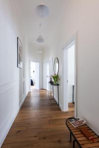 Grand21 by OneApartments Premium