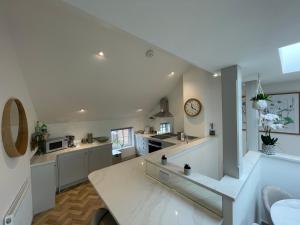 Lees Lookout Holt ,2 bedroom luxury apartment with private parking
