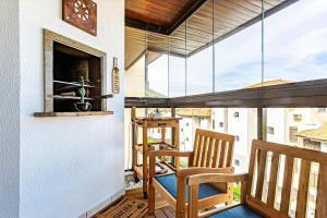 Apto com sacada e churrasq 260m Praia Brava COI302