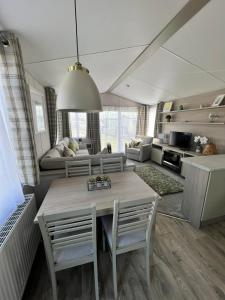 Summer Breeze @ Seven Bays, Padstow