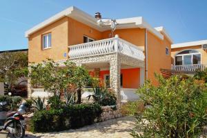 Apartment in Vir with garden furniture