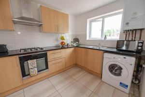 Beautiful 4 bedrooms house, 7 walk to train station