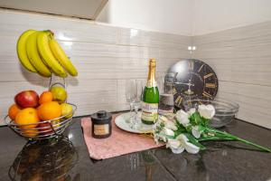 Beautiful 4 bedrooms house, 7 walk to train station