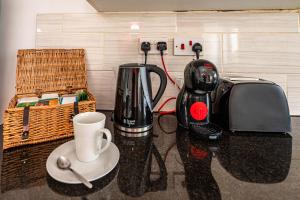 Beautiful 4 bedrooms house, 7 walk to train station