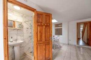 Beautiful 4 bedrooms house, 7 walk to train station