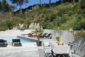 B&B / Chambres d'hotes Arty Provence, piscine chauffee : Chambre Double