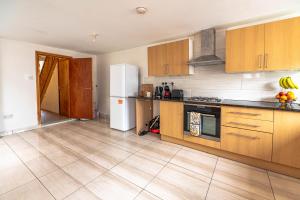 Beautiful 4 bedrooms house, 7 walk to train station