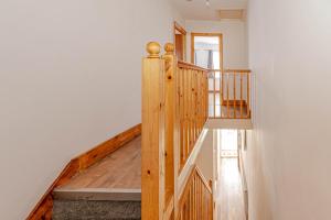 Beautiful 4 bedrooms house, 7 walk to train station