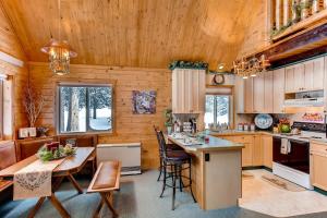 Comfy Mountain Cabin with Privacy and Great Views - Whimsical Hollow