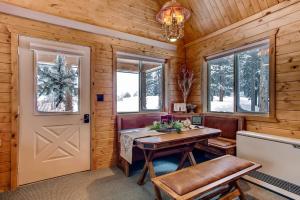 Comfy Mountain Cabin with Privacy and Great Views - Whimsical Hollow