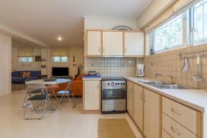 Beautiful Apartment with courtyard in Nea Erithrea
