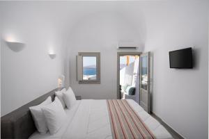 Deluxe Room with Plunge Pool and Caldera View room in Hotel Goulielmos