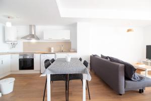 Global Properties Moderno apartamento con terraza y vistas al mar