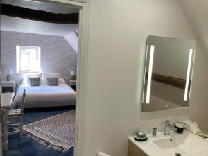 B&B / Chambres d'hotes Le Clos des Chateaux : Chambre Quadruple avec Douche