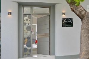 Alekos Apartments 2 Netflix, Self Check-In