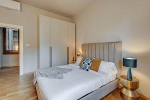 Apartments Florence - Santo Stefanos Mirror