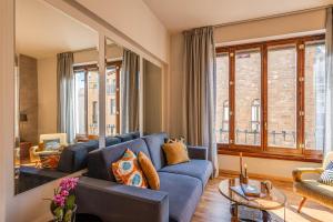 Apartments Florence - Santo Stefanos Mirror