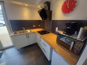 Une petite maison et sa prairie