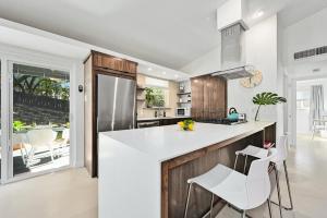 The Guava Door - Cheerful Mid-Century - big yard, free parking