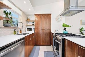 The Guava Door - Cheerful Mid-Century - big yard, free parking
