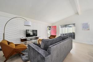 The Guava Door - Cheerful Mid-Century - big yard, free parking