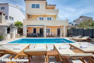 Vacation house with heated swimming pool 70 meters from the beach-Bobanac