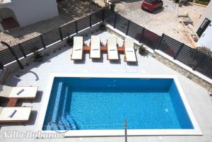Vacation house with heated swimming pool 70 meters from the beach-Bobanac