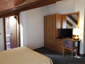 Double or Twin Room with Balcony and Lake View