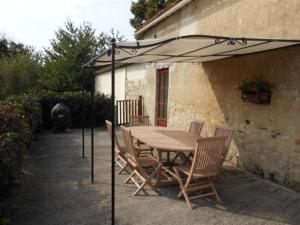 Maisons de vacances Closerie Les Roches - Charming and spacious 2 bedroom cottage with shared pool : photos des chambres