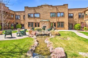 Dog-Friendly Condo Hike, Fish and Golf Nearby!