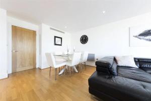 Panoramic Riverside Facing - 2 Bed - 2 Bath - 2 Balconies - London Nine Elms