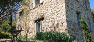 Gîte en Cévennes du sud, bergerie restaurée au rez de jardin dune bastide avec piscine, vue exceptionnelle, authenticité et confort