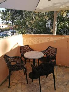 Aurelia Apartments, Vir