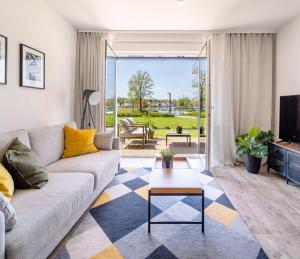 ApartView - ogród, taras, winda, widok na Jeziorak, Netflix i Max, parking