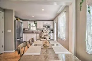 5 Mi to Beach Cape Cod Getaway with Grill - Forestdale