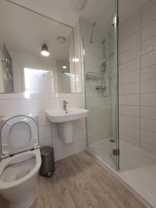 Lovely home close to City Center & Rail Station