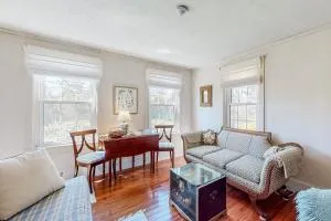 Blue Shutters Cottage - Hendricks Harbor