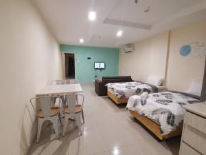 Rustic one bedroom unit for 4pax by Jomy Management