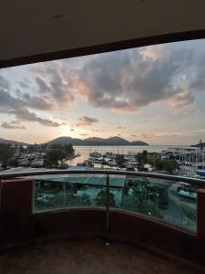 Spacious & Homey Apartment at Marina Island by JoMy Homestay