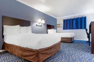 Double Room with Two Double Beds - Non-Smoking room in Econo Lodge Hicksville