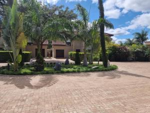 Beautiful 3 bedroom home in a gated complex with private garden and pool