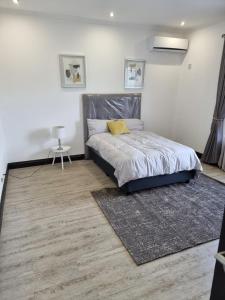 Beautiful 3 bedroom home in a gated complex with private garden and pool