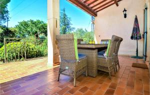 Maisons de vacances Beautiful home in Montaren et St Mediers with Outdoor swimming pool, WiFi and 3 Bedrooms : photos des chambres